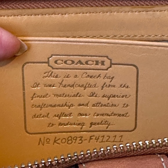 Beautiful Coach Tote Purse WITH Matching Wallet - Picture 10 of 15